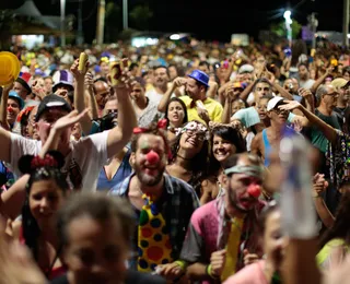Palhaços do Rio Vermelho colorem Salvador com desfile de pré-Carnaval