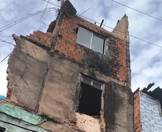 Parte de prédio desaba na Boca do Rio e moradores ficam sem energia