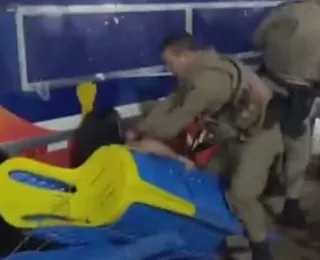 Policial é afastado após agredir mulher durante confusão na Bahia