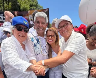 Primeira-dama de Itabuna segue cortejo ao lado de Jerônimo Rodrigues