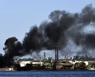 Refinaria de petróleo pega fogo em meio à crise energética em Cuba