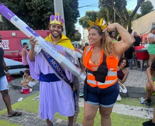 "ReiMonJaro": folião inova em fantasia e vira sensação no Campo Grande