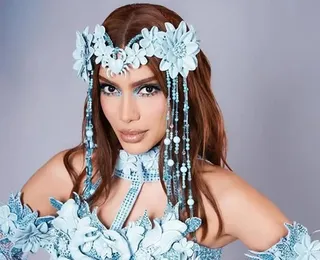Revoltada, Anitta “amaldiçoa” ladrões de celular em show; veja