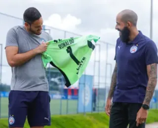 Ronaldo assume camisa de goleiro aposentado no Bahia