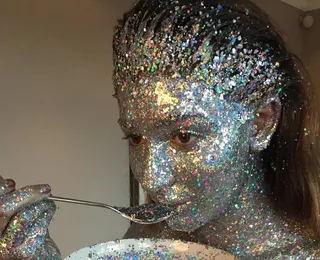Saiba como brilhar com glitter no Carnaval e manter a pele protegida