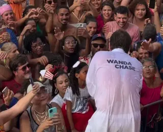 Saulo Fernandes presta homenagem a Wanda Chase no Carnaval de Salvador