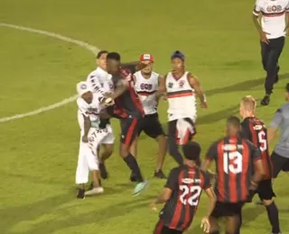 Torcida invade campo, agride atletas do próprio time e encerra partida