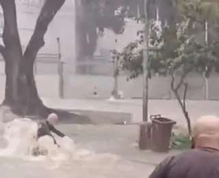 VÍDEO: idoso é arrastado por enxurrada durante temporal na Bahia