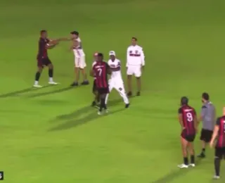 Vídeo: Torcida de clube nordestino invade campo e agride jogadores