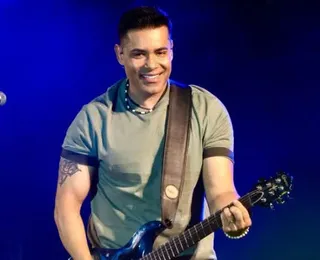 Vocalista da banda Chicabana fica ferido após carro capotar na Bahia