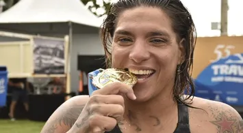 Ana Marcela vence a Travessia Mar Grande-Salvador - Imagem