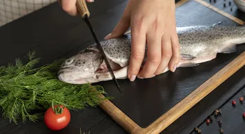 Sem bagunça: descubra o truque que limpa peixe em segundos - Imagem