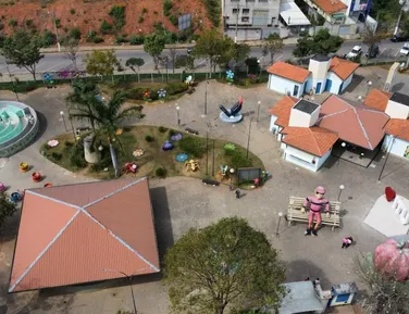 A 100 km da capital, cidade famosa pelos exageros vira refúgio perfeito - Imagem