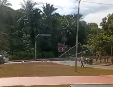 Av. Dorival Caymmi é interditada após carro colidir e derrubar postes - Imagem