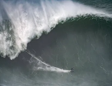 Brasileiro surfa onda de quase 30 metros e desafia recorde mundial - Imagem