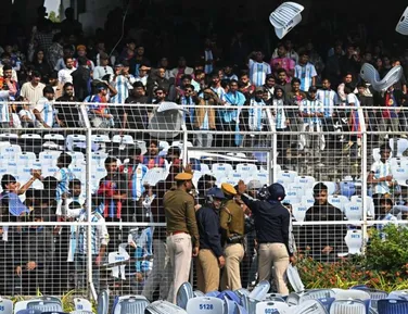 Cadeiras arremessadas: caos marca estreia de turnê de Messi na Índia - Imagem