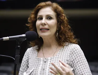 Câmara vai na contramão da CCJ e mantém mandato de Carla Zambelli - Imagem