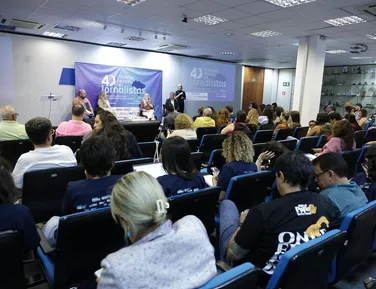 FENAJ debate precarização, regulação da IA e empossa nova diretoria - Imagem