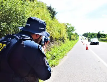 Homem faz mulheres reféns após descer de ônibus em rodovia na Bahia - Imagem