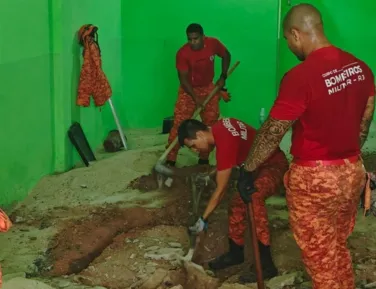 Homem mata e concreta corpo da esposa no chão de loja - Imagem