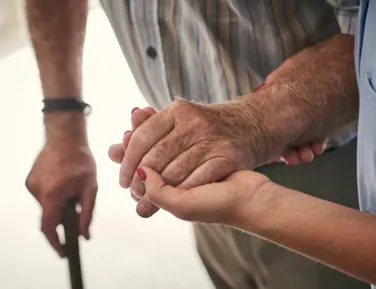 Idosos podem ganhar desconto de até 100% na conta de luz; veja como - Imagem