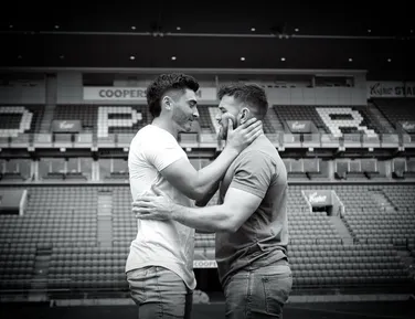 Jogador diz ter sido afastado de ex-clube por 'homofobia interna' - Imagem