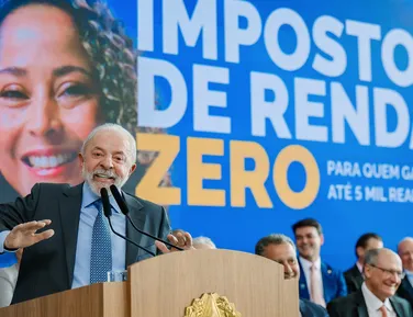 Lula diz que Brasil deu lição de democracia com prisão de Bolsonaro - Imagem