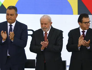 Ministro desiste de reeleição e fica no governo Lula - Imagem