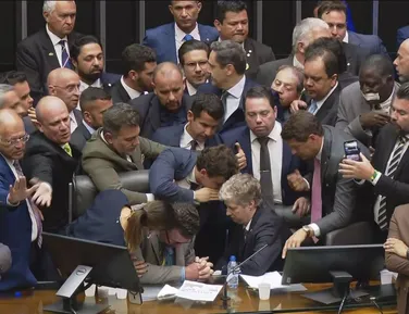 Mordida, agressão e fogo: os bastidores da política na Bahia e Brasília em 2025 - Imagem