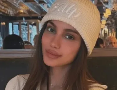 Novo rosto? Anitta surpreende fãs com fotos de Natal e gera debate - Imagem