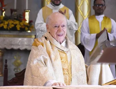 Padre de 103 anos morre após concluir Ave-Maria e comove fiéis - Imagem
