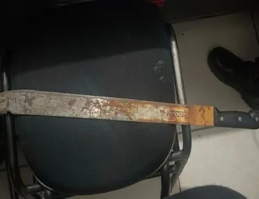 Pai ataca padre com facão após comentários sobre suas filhas - Imagem