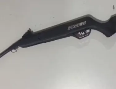 Pai atira acidentalmente em filho de 11 anos com espingarda na Bahia - Imagem