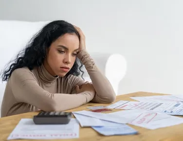 Tá devendo? Nova lei pode bloquear seu cartão e sua conta bancária - Imagem