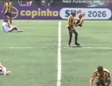 Vídeo: Copinha tem jogo interrompido após gramado "queimar" atletas - Imagem