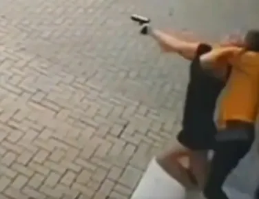 Vídeo: mulher reage a assalto à mão armada e troca tiros com bandidos - Imagem