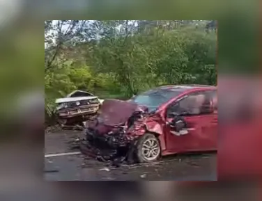 Acidente entre dois carros deixa três mortos em rodovia na Bahia - Imagem