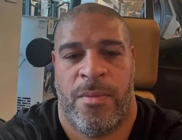 Adriano Imperador se revolta após a mãe sofrer golpe de R$ 15 mil - Imagem