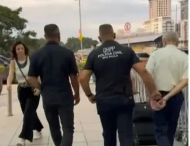 Avó é presa por ‘vender’ netas menores para piloto de avião abusador - Imagem