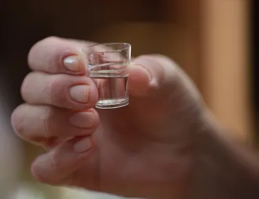 'Batizada': homem é preso após tentar envenenar vizinho com cachaça - Imagem