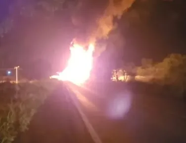 Caminhão que transportava combustível pega fogo na BR-324 - Imagem