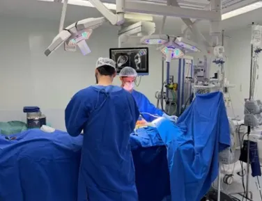 Criança paraplégica pode voltar a andar após cirurgia inédita - Imagem