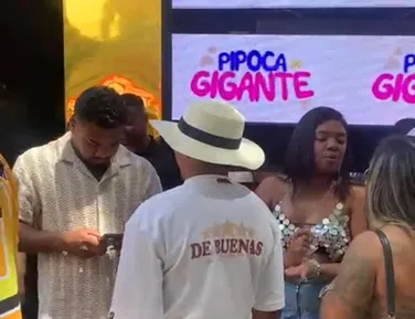 Davi e Raquel Brito curtem pipoca de Léo Santana no trio - Imagem