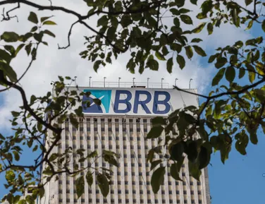 Diretor do BRB fica em silêncio ao depor à PF sobre compra do Master - Imagem