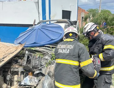 Duas pessoas morrem após carro bater em árvore e capotar na Bahia - Imagem