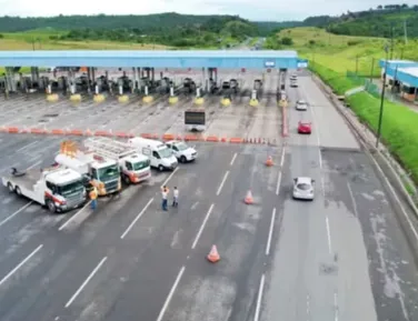 Homem é atropelado e morre na BR-324 após ser retirado de ônibus - Imagem
