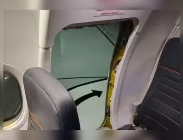 Homem é retirado de avião após quebrar saída de emergência - Imagem