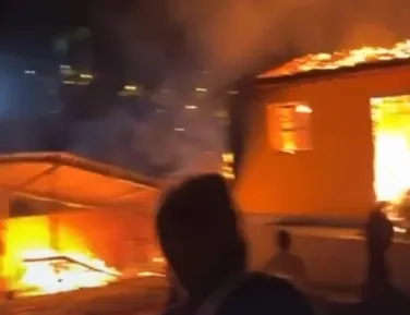 Incêndio atinge área atrás de prefeitura e assusta moradores - Imagem