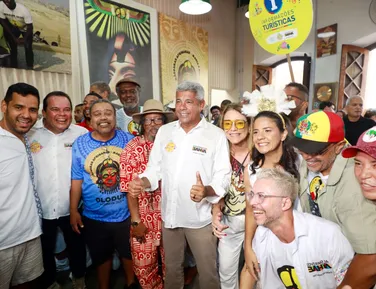 Jerônimo acompanha tradicional saída do Olodum no Pelourinho - Imagem