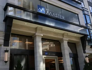 Justiça mira governador por investimento de estatal no Banco Master - Imagem